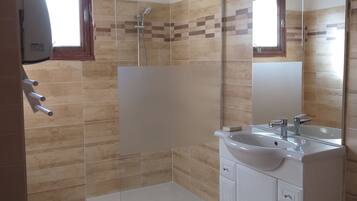 Douche, sĂšche-cheveux, savon, papier toilette