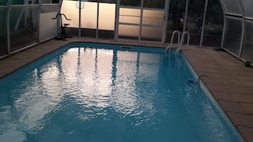 Een binnenzwembad en een buitenzwembad