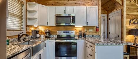 冰箱、微波炉、烤箱、炉灶