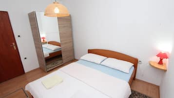 2 bedrooms, iron/ironing board, WiFi