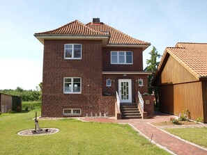 Unclassified image, 2 of 10, button