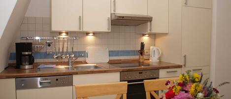 Kjøleskap, mikrobølgeovn, ovn og oppvaskmaskin