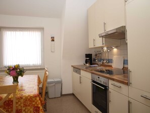 Fridge, microwave, oven, dishwasher - Ole School - Ferienwohnung Steuerbord (Hollern-Twielenfleth)