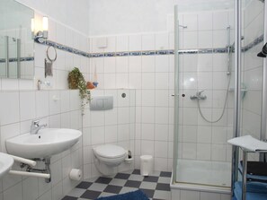 SĂšche-cheveux, serviettes fournies, savon, papier toilette