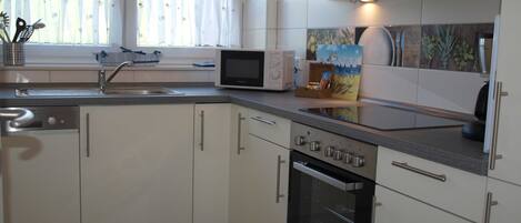 Een koelkast, een microgolfoven, een oven, een vaatwasser