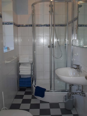 Douche, sèche-cheveux, serviettes fournies, savon