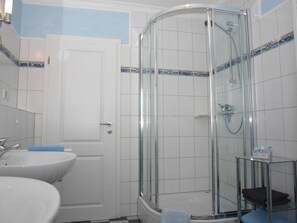 Dusche, Haartrockner, Handtücher, Seife