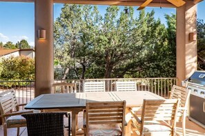 Outdoor dining - Beautiful Home w/ Views in West Sedon! Flaming Arr (Sedona)