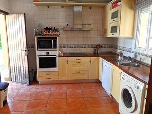 ثلاجة، ميكروويف، فرن، موقد طهي مسطح