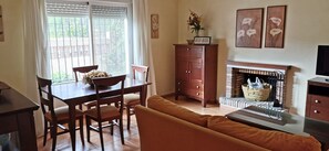 Televisie en een open haard