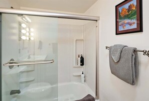 Bathtub, hair dryer, towels, shampoo - Ranch Style Home Uptown Sedona! Wilson - S022 (Sedona)