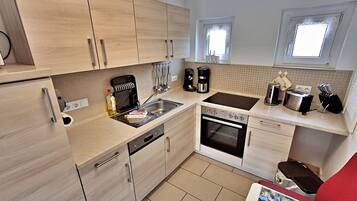 Kühlschrank, Mikrowelle, Ofen, Geschirrspüler