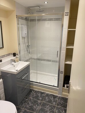 Bathtub, hair dryer, towels - River Courtyard Ground Floor  Apt  2BR  Parking  St Neots Town Centre (Saint Neots)