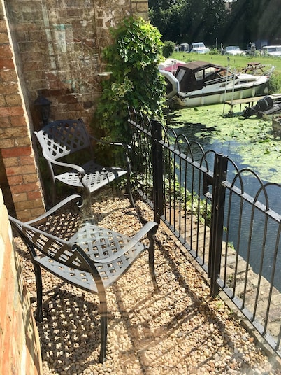 River Courtyard Apartment In The Heart Of