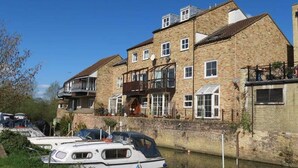 Exterior - 2 Bedroom Ground Floor Riverside Apartment St Neots (Saint Neots)