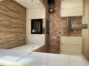 Baignoire, séchoir à cheveux, serviettes fournies