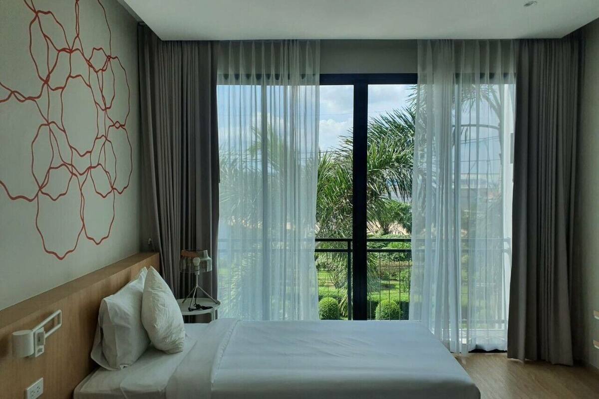 Estudio, vista al jardín | Minibar, escritorio, espacio para trabajar con laptop y wifi gratis 