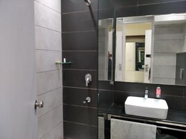 Ducha, cabezal de ducha con hidromasaje, artículos de tocador gratuitos