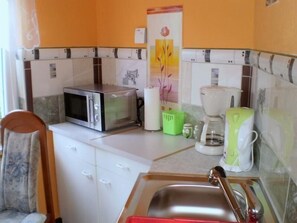 Frigorifero, microonde, piano cottura, macchina per tè/caffè