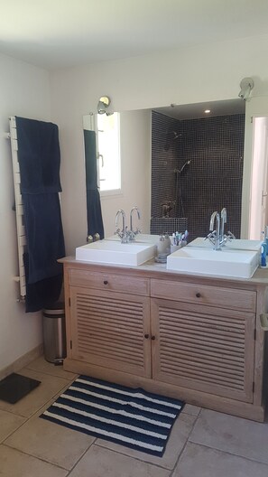 Bañera, secador de pelo, toallas