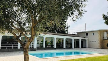 Piscine extérieure (ouverte en saison), parasols de plage