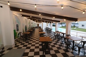 Déjeuner et dîner servis sur place, cuisine locale, vue sur la piscine 