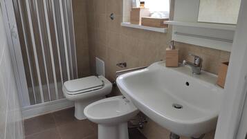 Chambre Standard Double ou avec lits jumeaux, salle de bains attenante, vue piscine | Salle de bain