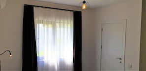 Suite Confort | Área de sala de estar | Televisión LED de 32 pulgadas con canales vía satélite y televisión 