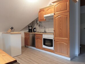 Kühlschrank, Mikrowelle, Herdplatte, Geschirrspüler