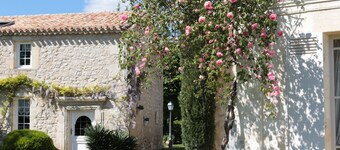 Stone house in a quiet park, 20 minutes from St Emilion and Bordeaux