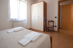 1 habitación, tabla de planchar con plancha y wifi