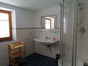 Dusche, Haartrockner, Handtücher, Seife