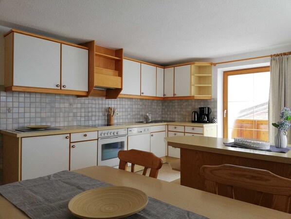 Fridge, oven, dishwasher, coffee/tea maker