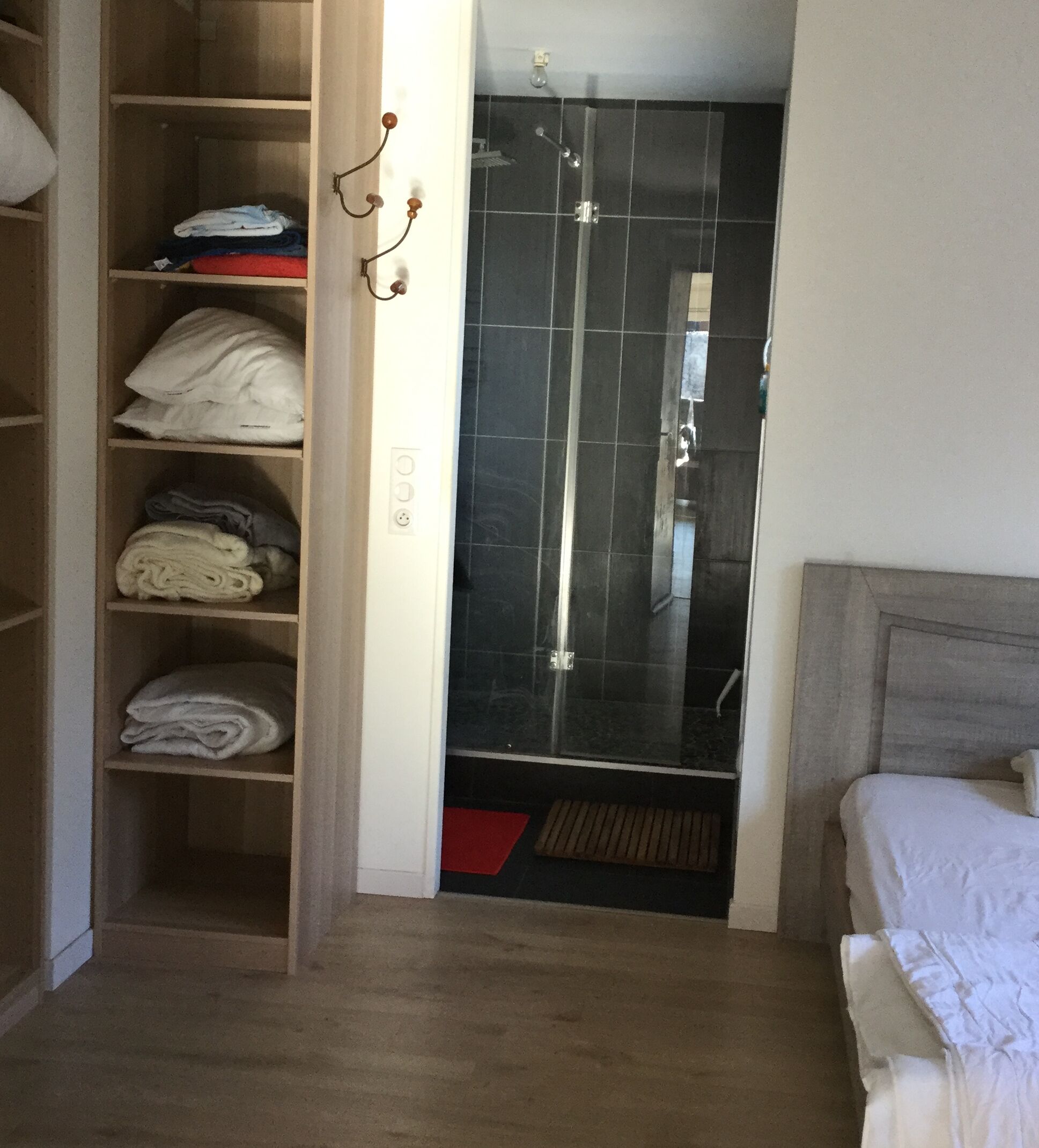 4 habitaciones, tabla de planchar con plancha y wifi 