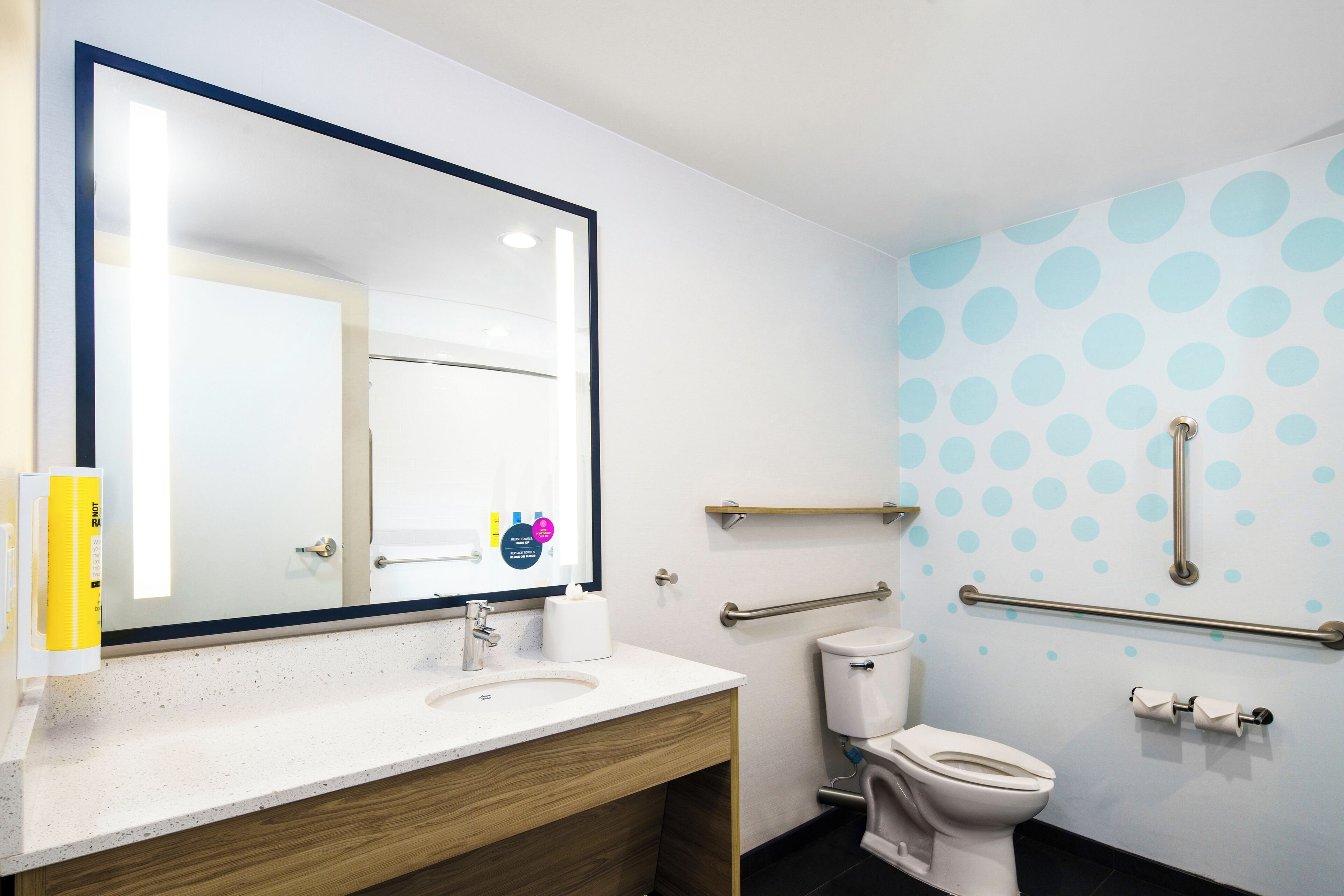 room, 1 king bed, accessible, bathtub | bathroom | hair dryer, towels, soap, shampoo