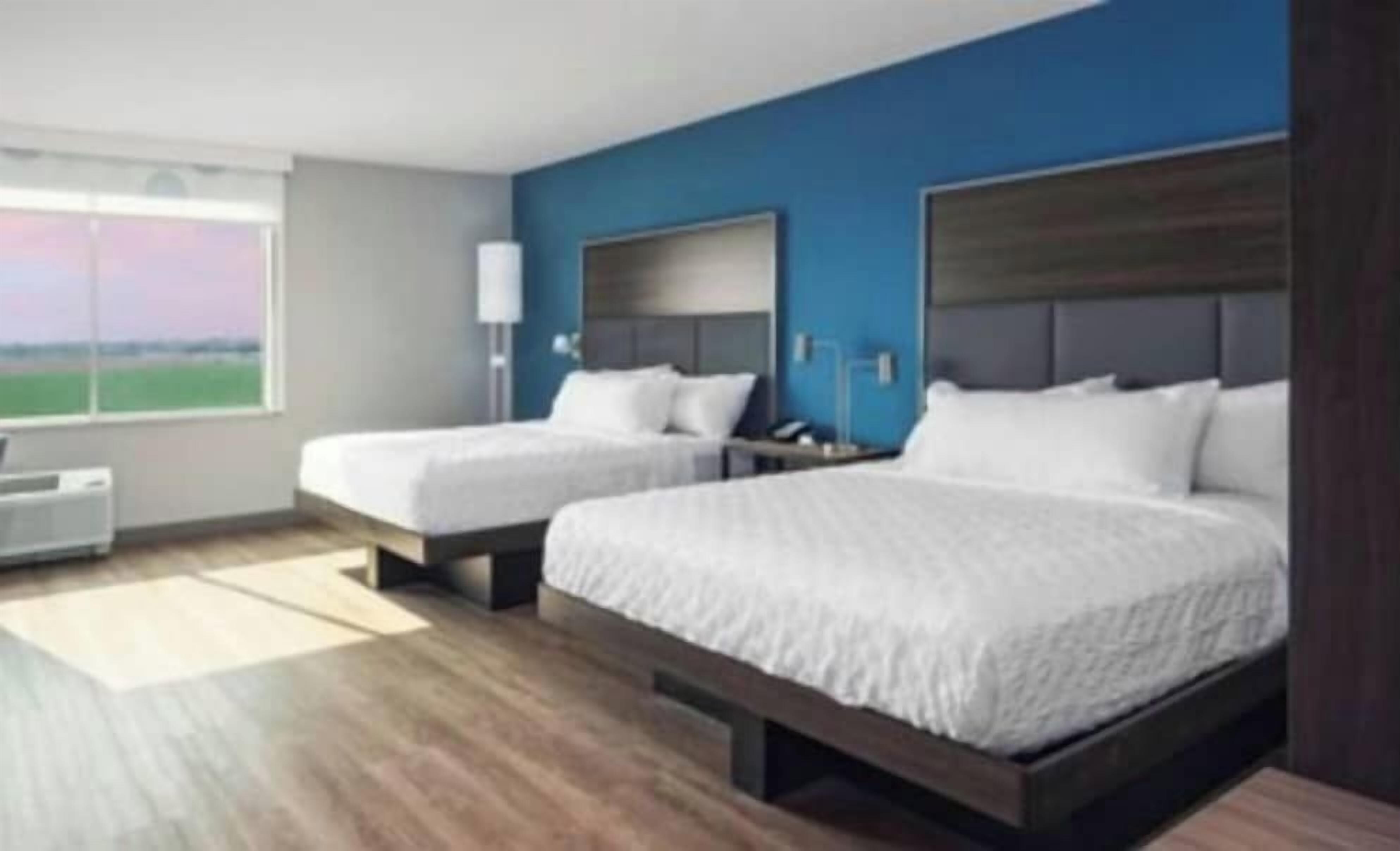 Luxe beddengoed, pillowtop-bedden, een bureau, een laptopwerkplek
