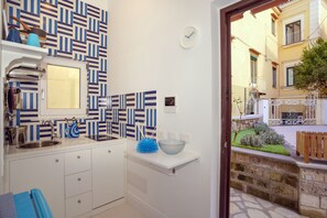 Kühlschrank, Mikrowelle, Herdplatte, Geschirrspüler