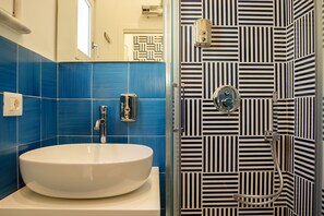 Bruser, hårtørrer, bidet, håndklæder