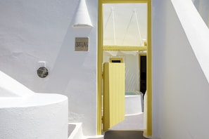 Unclassified image, 4 of 33, button