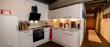 Refrigerador, horno, lavavajillas y cafetera y tetera