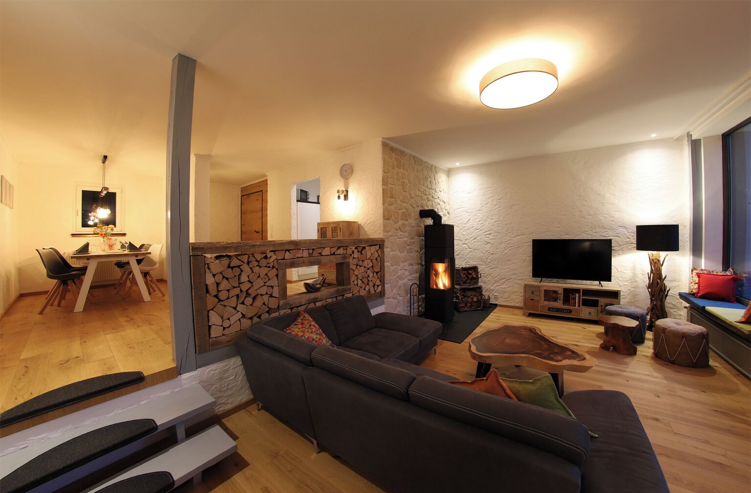 TV connectée, cheminée, table de tennis de table