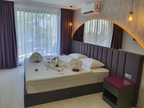 Premium bedding, minibar, individually decorated, individually furnished - Karikatur Bi Hotel (Alanya)