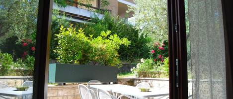 تناول الطعام بالخارج