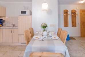Fridge, microwave, oven, stovetop - First floor apartment LF 5.1 in Haus Windflüchter in Ostseebad Wustrow (Ostseebad Wustrow)