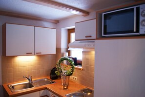 Réfrigérateur, micro-ondes, plaque de cuisson, lave-vaisselle