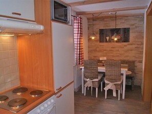 Réfrigérateur, micro-ondes, plaque de cuisson, lave-vaisselle