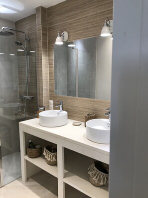 Shower, hair dryer - Renovated villa SEA VIEW - 5 bedrooms - Swimming pool (La Croix-Valmer)