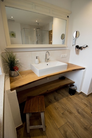 Shower, hair dryer, towels - Ferienwohnung Lorenz Terr., 2 Schlafzimmer, Wlan, Max. 4p., Hunde erl (Ruhpolding)