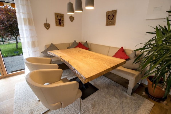 Dining - Ferienwohnung Lorenz Terr., 2 Schlafzimmer, Wlan, Max. 4p., Hunde erl (Ruhpolding)