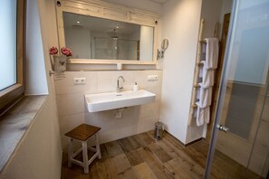 Dusche, Haartrockner, Handtücher
